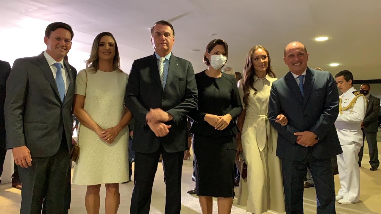 Antes da posse, ministro João Roma e a mulher, Roberta, posam com o presidente, a primeira-dama, o antecessor Onix Lorenzoni e sua mulhere