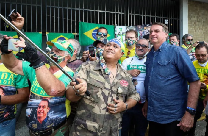Bolsonaro tira foto com apoiadores em Fortaleza nesta sexta-feira (26)