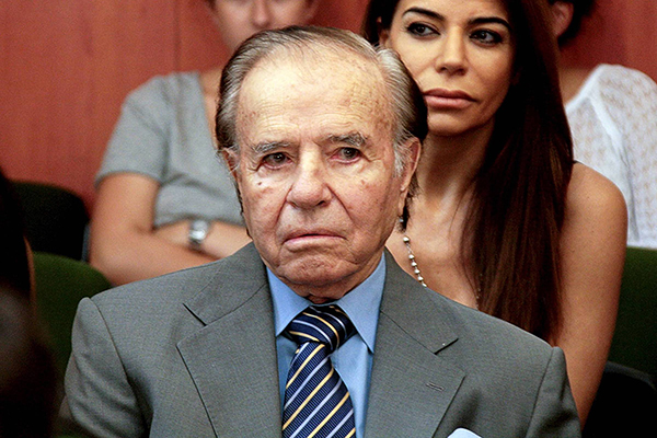 Carlos Menem durante julgamento de corrupção em tribunal de Buenos Aires