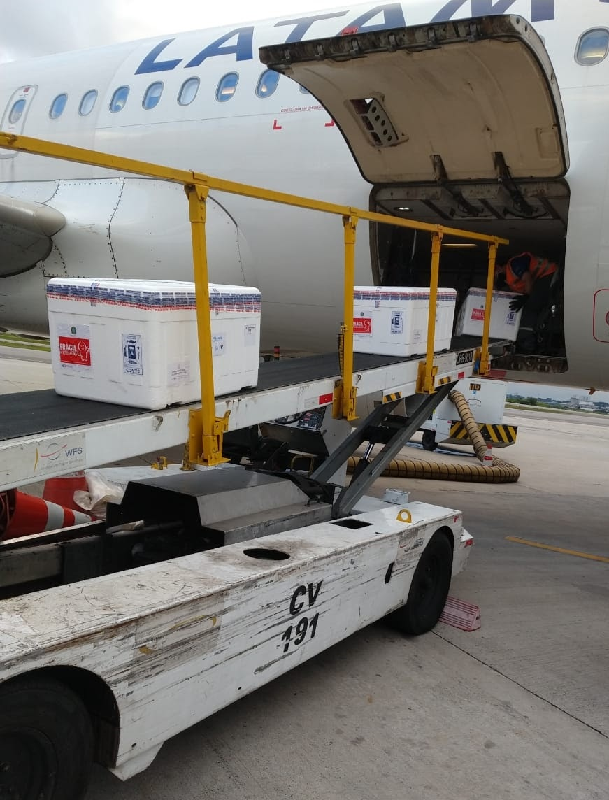 Avião Solidário da companhia será responsável por levar as vacinas para 15 estados brasileiros Avião Solidário da companhia será responsável por levar as vacinas para 15 estados brasileiros