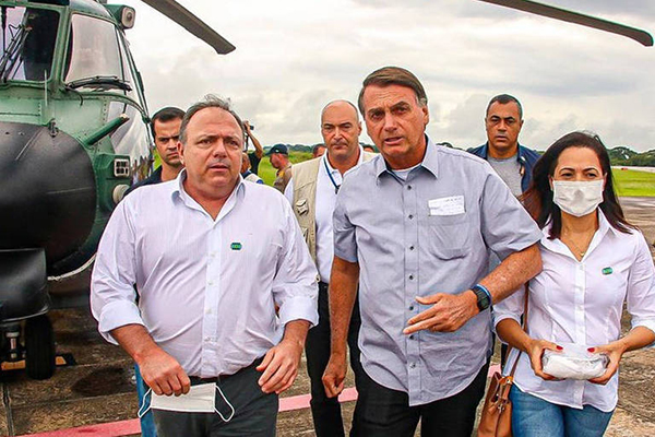 O ministro da Saúde, Eduardo Pazuello, e o presidente Jair Bolsonaro em visita a áreas afetadas pelas enchentes no Acre