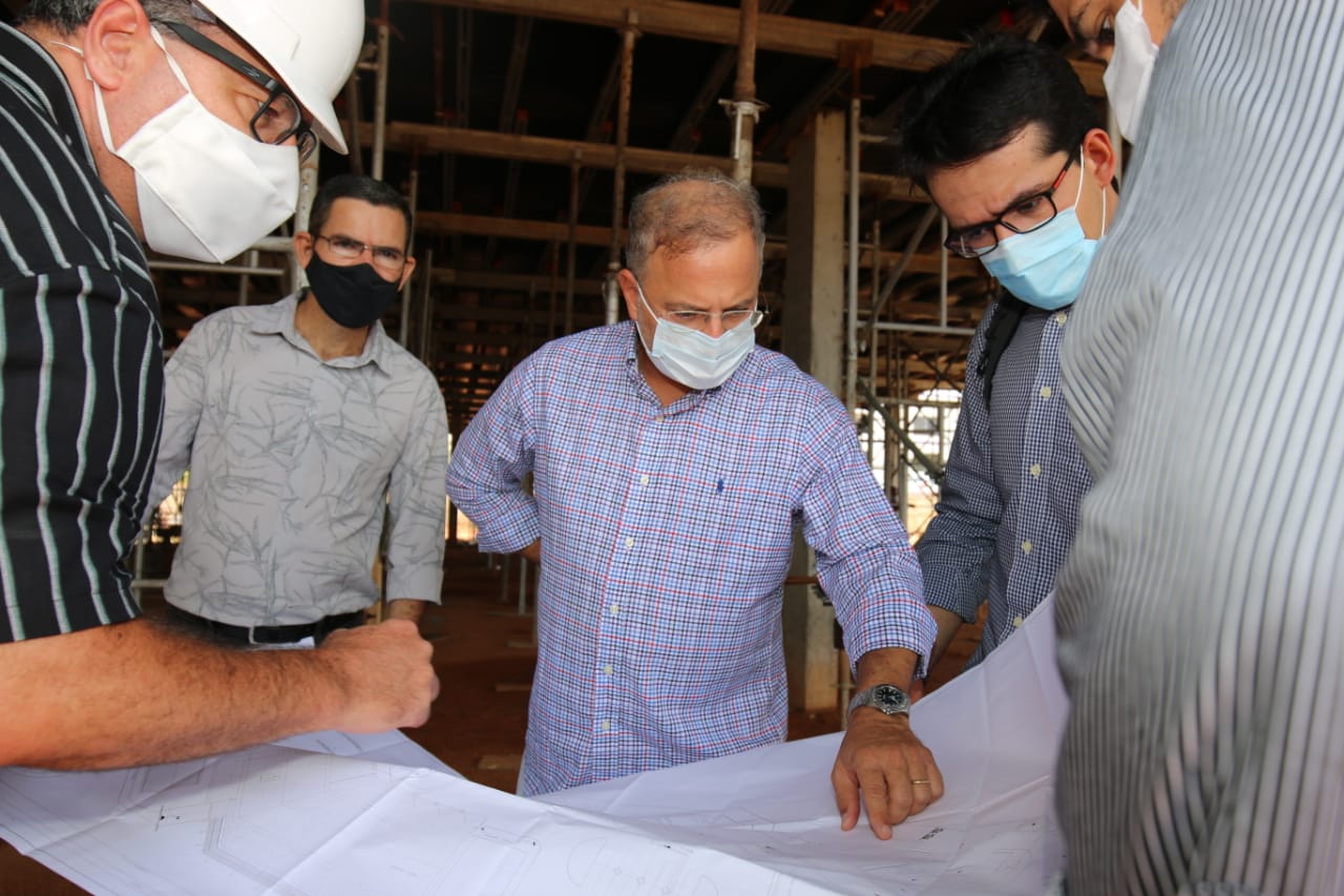 O secretário da Saúde da Bahia, Fábio Vilas-Boas, visitou as obras do hospital nesta quinta-feira (11)