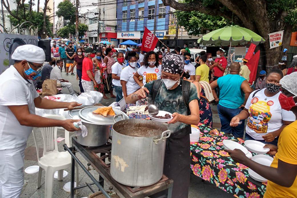 Feijoada da Solidariedade entregou à população 600 quentinhas na praça da Piedade