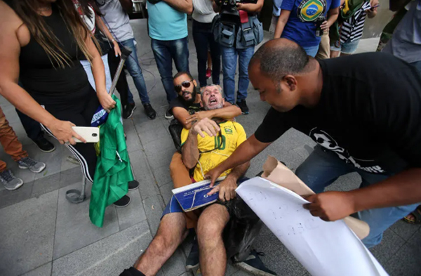 Apoiadores de Daniel Silveira hostilizaram um manifestante que trazia uma placa com o nome de Marielle Franco, em frente à sede da PF no Rio