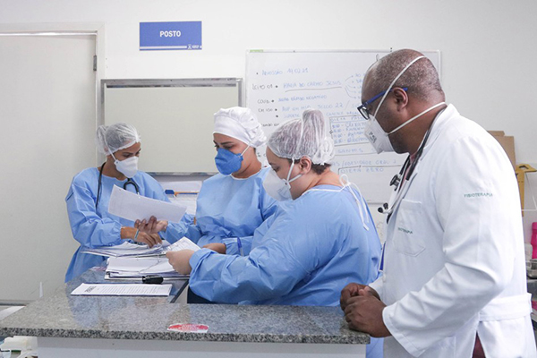 Dois casos de novas variantes do coronavírus foram detectadas pelo Laboratório Central da Bahia (Lacen-BA) em Lauro de Freitas