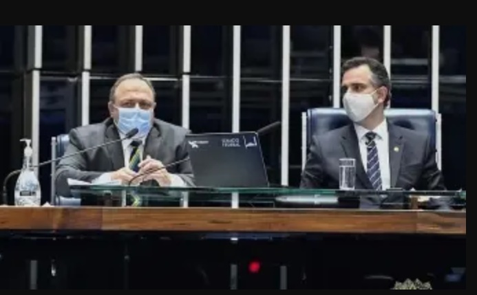 O ministro da Saúde, Eduardo Pazuello, em audiência no Senado