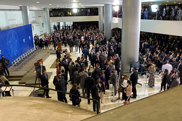 Posse de João Roma ontem, em Brasília, foi bastante concorrida