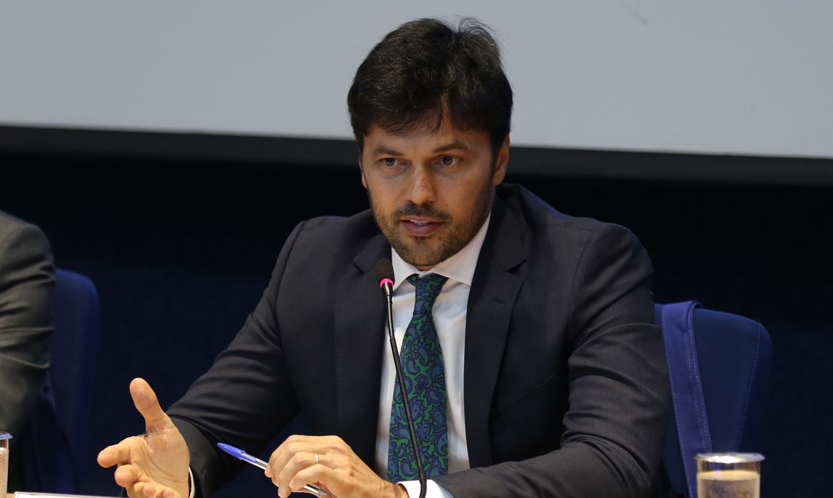 Veículos de comunicação divulgam diariamente quantos já foram imunizados; Brasil vive explosão de mortes pela doença Veículos de comunicação divulgam diariamente quantos já foram imunizados; Brasil vive explosão de mortes pela doença