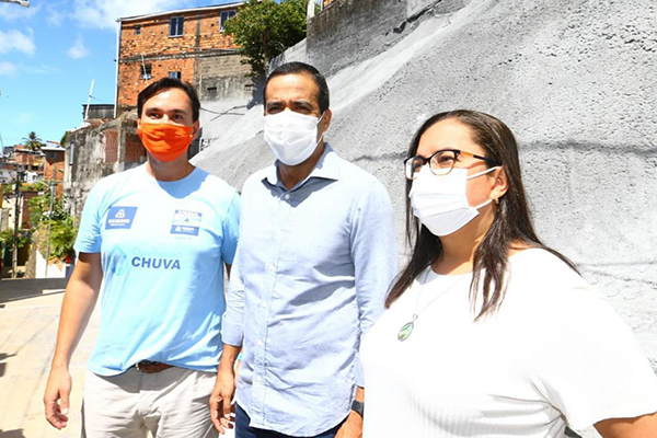 O diretor geral da Defesa Civil (Salvador), Sosthenes Macêdo, o prefeito Bruno Reis e a vice-prefeita Ana Paula Matos O diretor geral da Defesa Civil (Salvador), Sosthenes Macêdo, o prefeito Bruno Reis e a vice-prefeita Ana Paula Matos