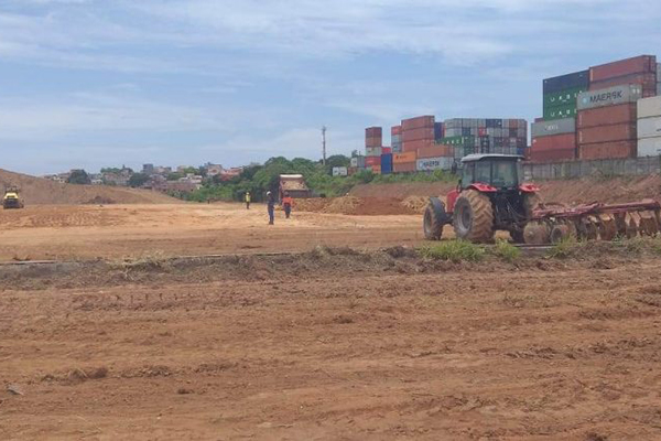 Serviços de terraplanagem e limpeza do terreno onde será construída a nova rodoviária de Salvador Serviços de terraplanagem e limpeza do terreno onde será construída a nova rodoviária de Salvador