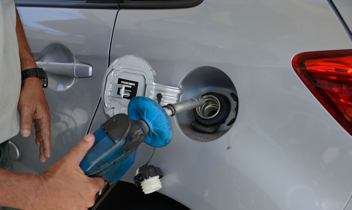 No restante dos Estados, continua mais vantajoso abastecer o carro com gasolina No restante dos Estados, continua mais vantajoso abastecer o carro com gasolina