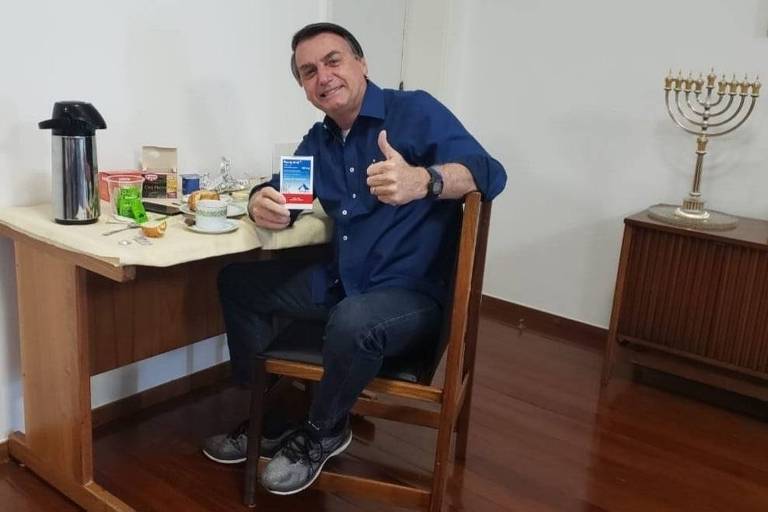 O então presidente Jair Bolsonaro exibe caixa de hidroxicloroquina