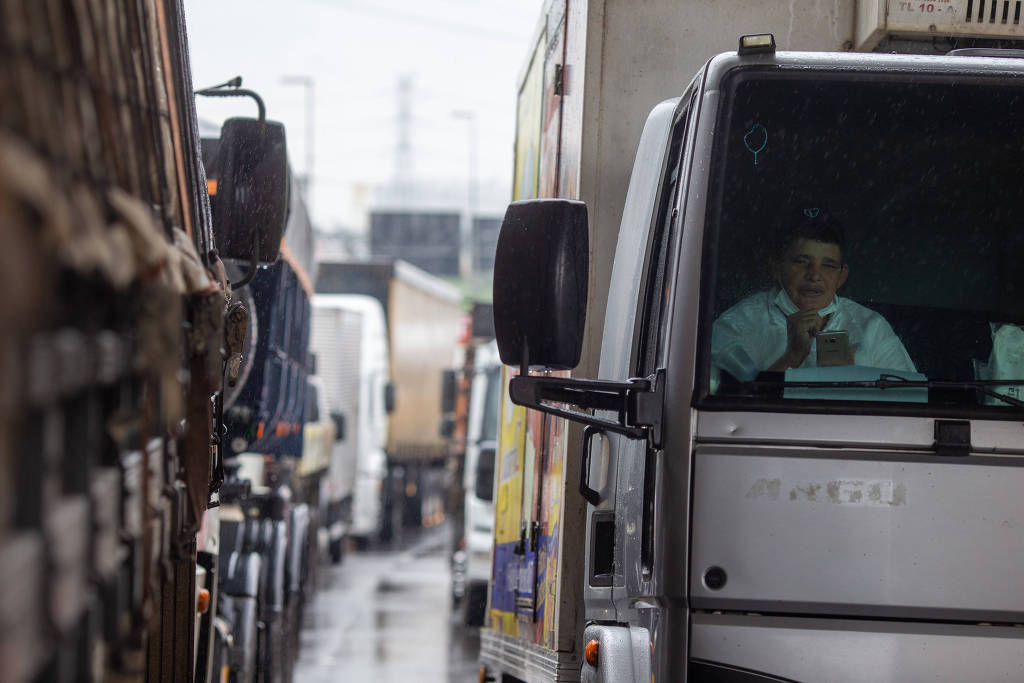 Caminhoneiros em greve na rodovia Castelo Branco, na entrada da marginal Tietê Caminhoneiros em greve na rodovia Castelo Branco, na entrada da marginal Tietê