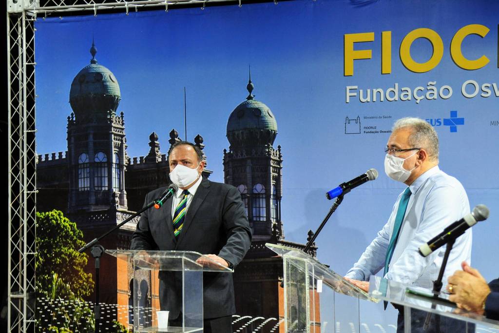 O ministro da Saúde, Eduardo Pazuello, e seu sucessor, Marcelo Queiroga, na entrega das primeiras 500 mil doses da vacina contra Covid-19 produzidas pela Fiocruz, no Rio de Janeiro