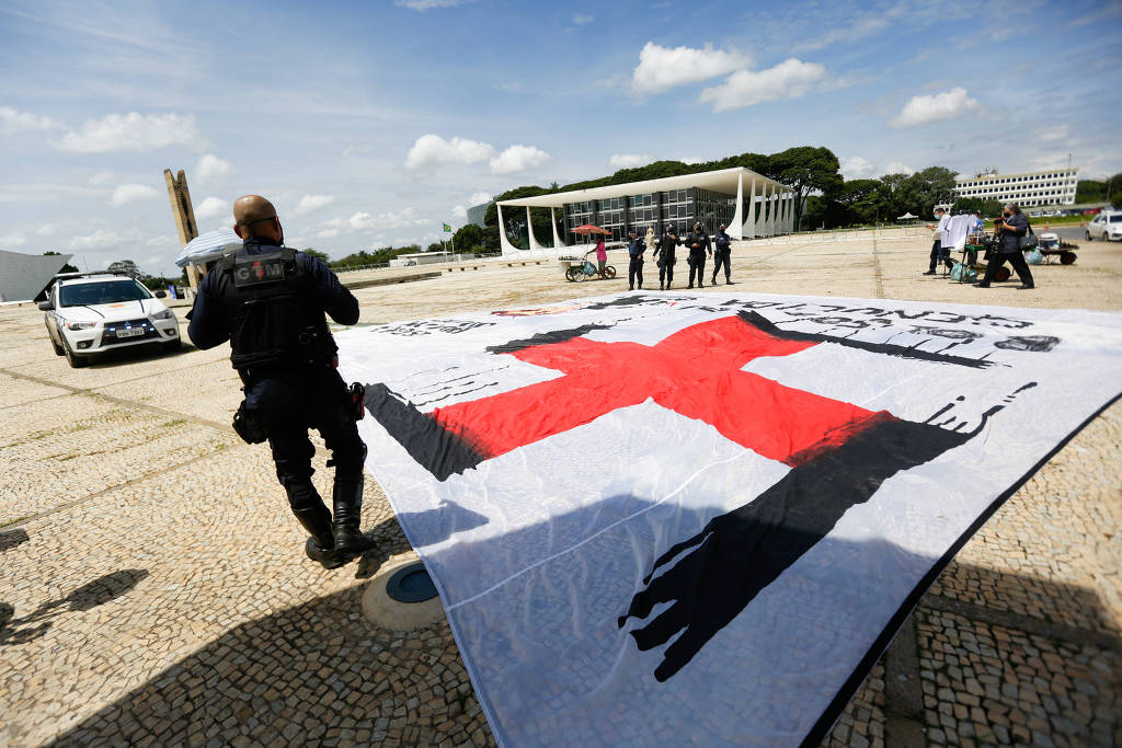 Grupo é detido pela polícia na praça do Três Poderes em Brasília ao tentar estender faixa contendo símbolo da suástica e mensagem contra o presidente Bolsonaro