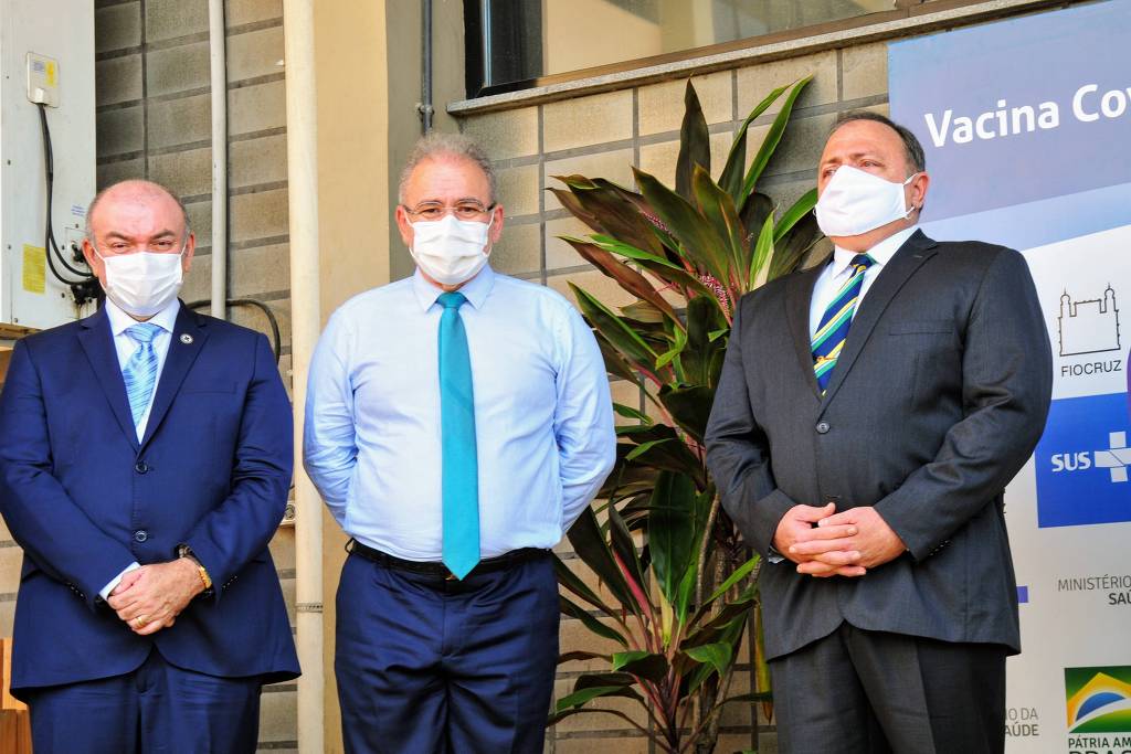 O ministro da Saúde, general Eduardo Pazuello (á dir.) e seu sucessor, Marcelo Queiroga (centro), participam de solenidade na Fiocruz na quarta-feira (17)