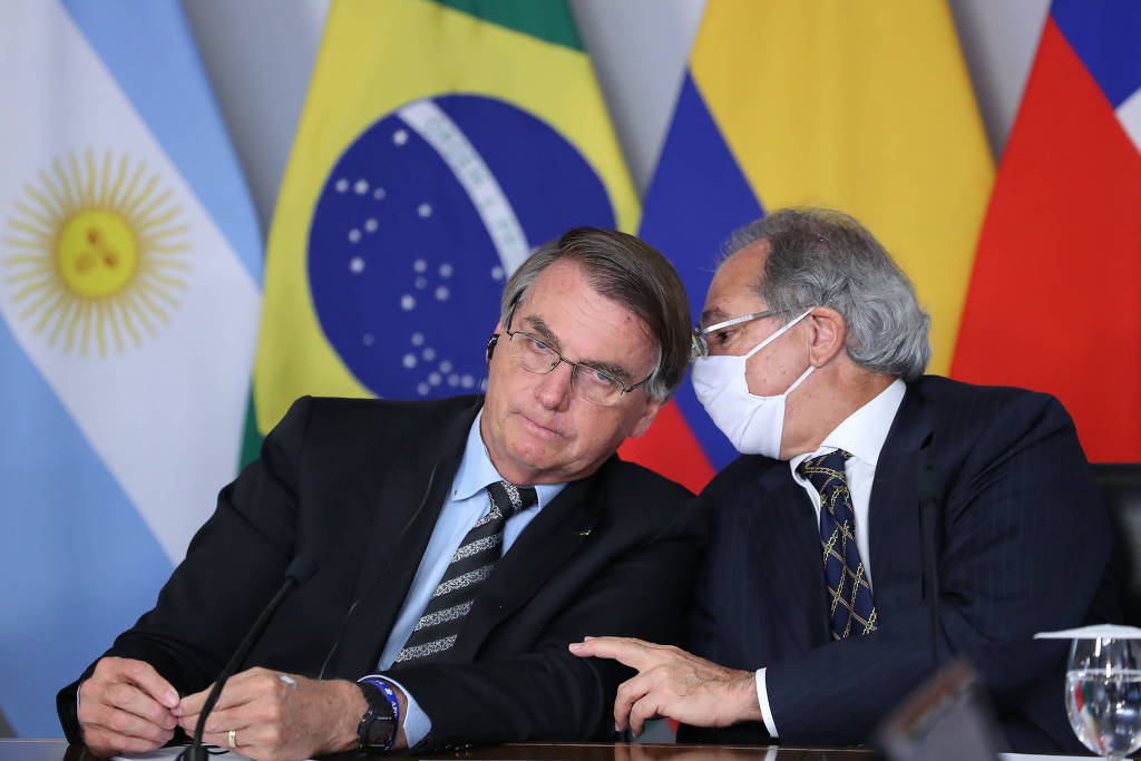 O presidente Jair Bolsonaro (sem partido) ao lado do ministro Paulo Guedes durante a VI Reunião Extraordinária de Presidentes do Prosul O presidente Jair Bolsonaro (sem partido) ao lado do ministro Paulo Guedes durante a VI Reunião Extraordinária de Presidentes do Prosul