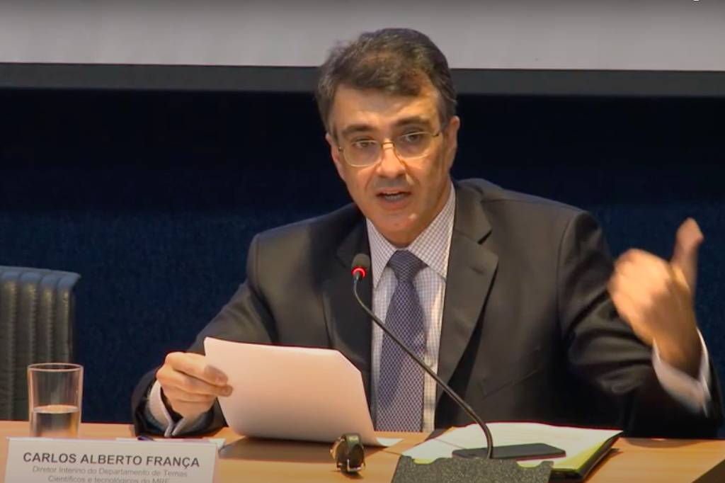 Carlos França trabalhava com o assessor Filipe Martins e foi aprovado por Eduardo Bolsonaro