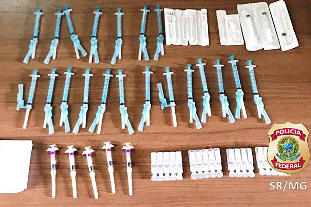 Agentes cumpriram mandados de busca e apreensão na casa de enfermeira e em clínica nesta terça (30) Agentes cumpriram mandados de busca e apreensão na casa de enfermeira e em clínica nesta terça (30)