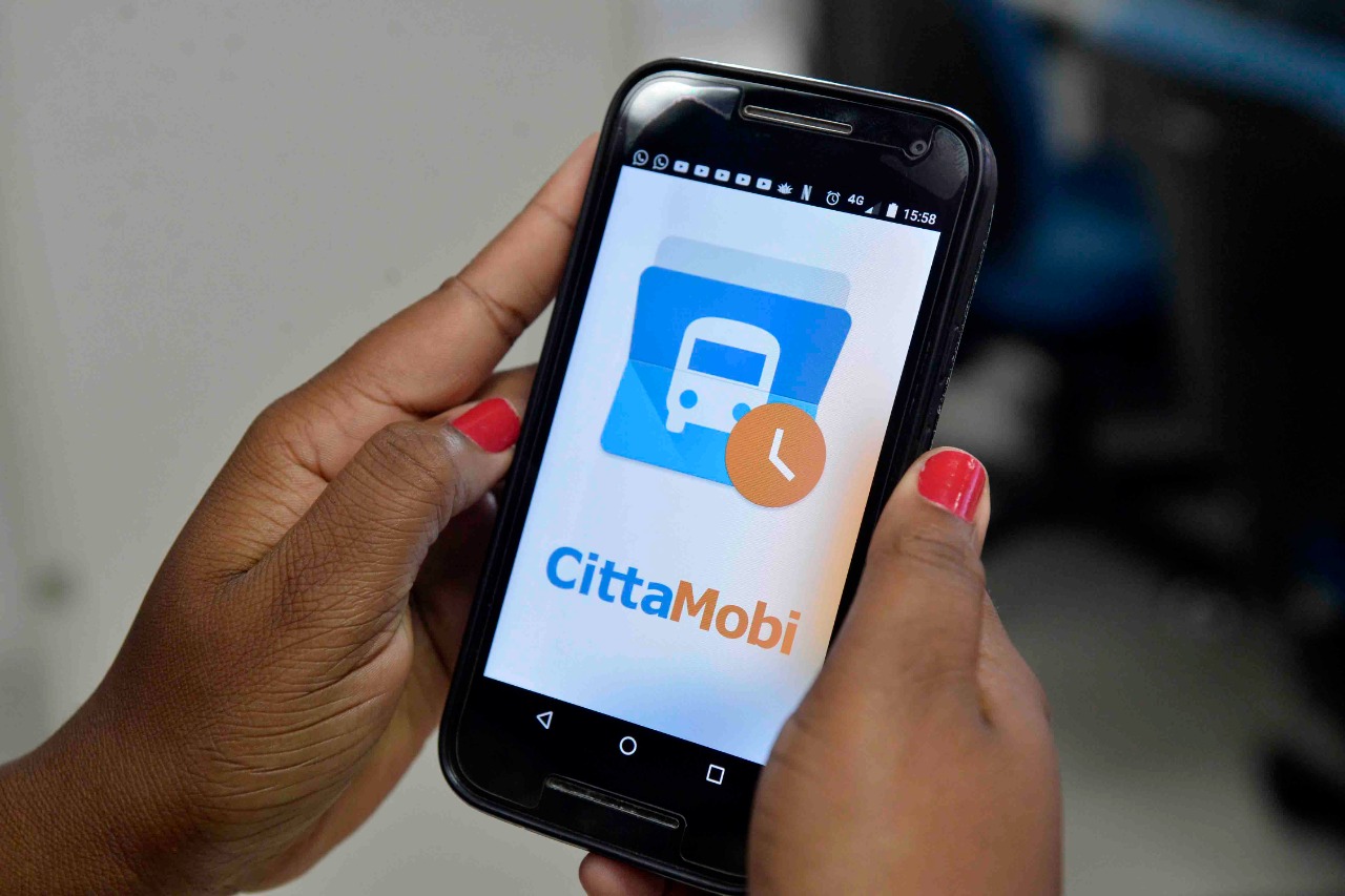 Aplicativos são gratuitos e podem ser baixados por meio da AppStore (sistema iOS) e Google Play (sistema Android) Aplicativos são gratuitos e podem ser baixados por meio da AppStore (sistema iOS) e Google Play (sistema Android)