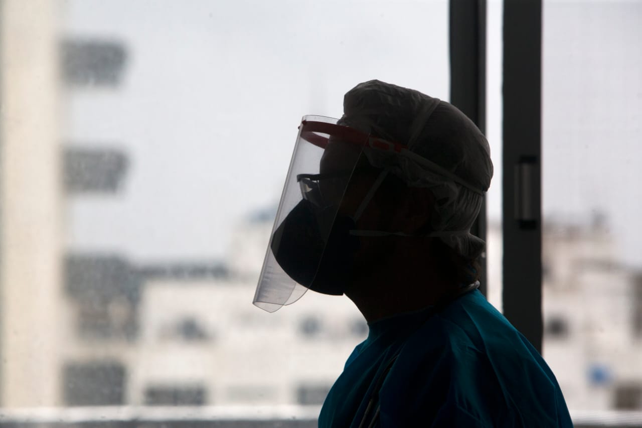 Na Bahia, são mais de 12 mil mortos, com 700 mil casos registrados desde o 6 de março do ano que passou Na Bahia, são mais de 12 mil mortos, com 700 mil casos registrados desde o 6 de março do ano que passou