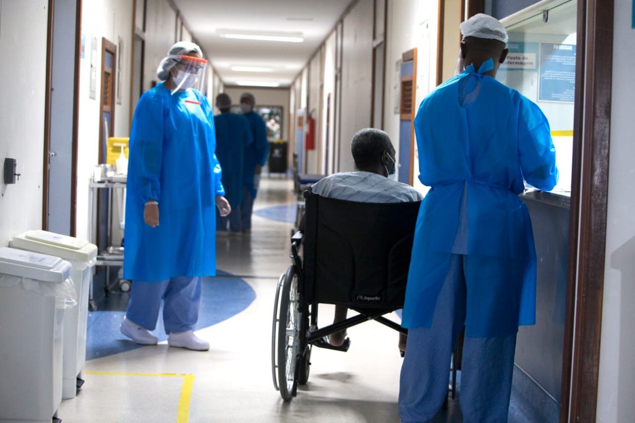 Na Bahia, são mais de 12 mil mortos, com 700 mil casos registrados desde o 6 de março do ano que passou Na Bahia, são mais de 12 mil mortos, com 700 mil casos registrados desde o 6 de março do ano que passou