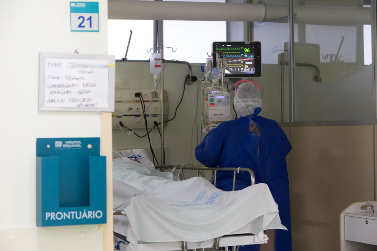 Na Bahia, são mais de 12 mil mortos, com 700 mil casos registrados desde o 6 de março do ano que passou Na Bahia, são mais de 12 mil mortos, com 700 mil casos registrados desde o 6 de março do ano que passou