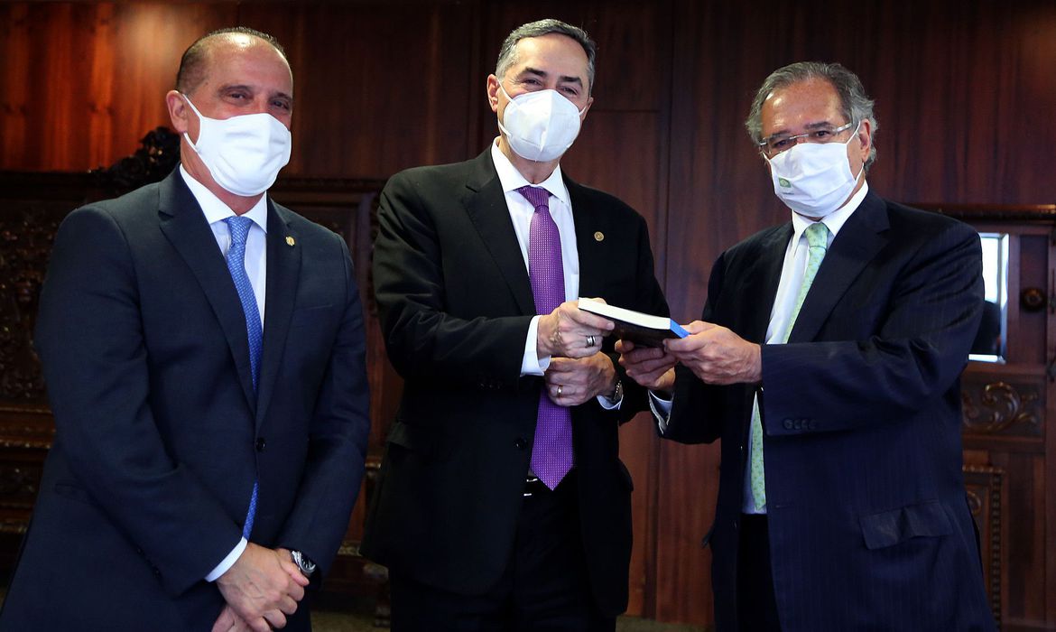 Presidente do TSE e ministros Guedes e Lorenzoni participaram de ato