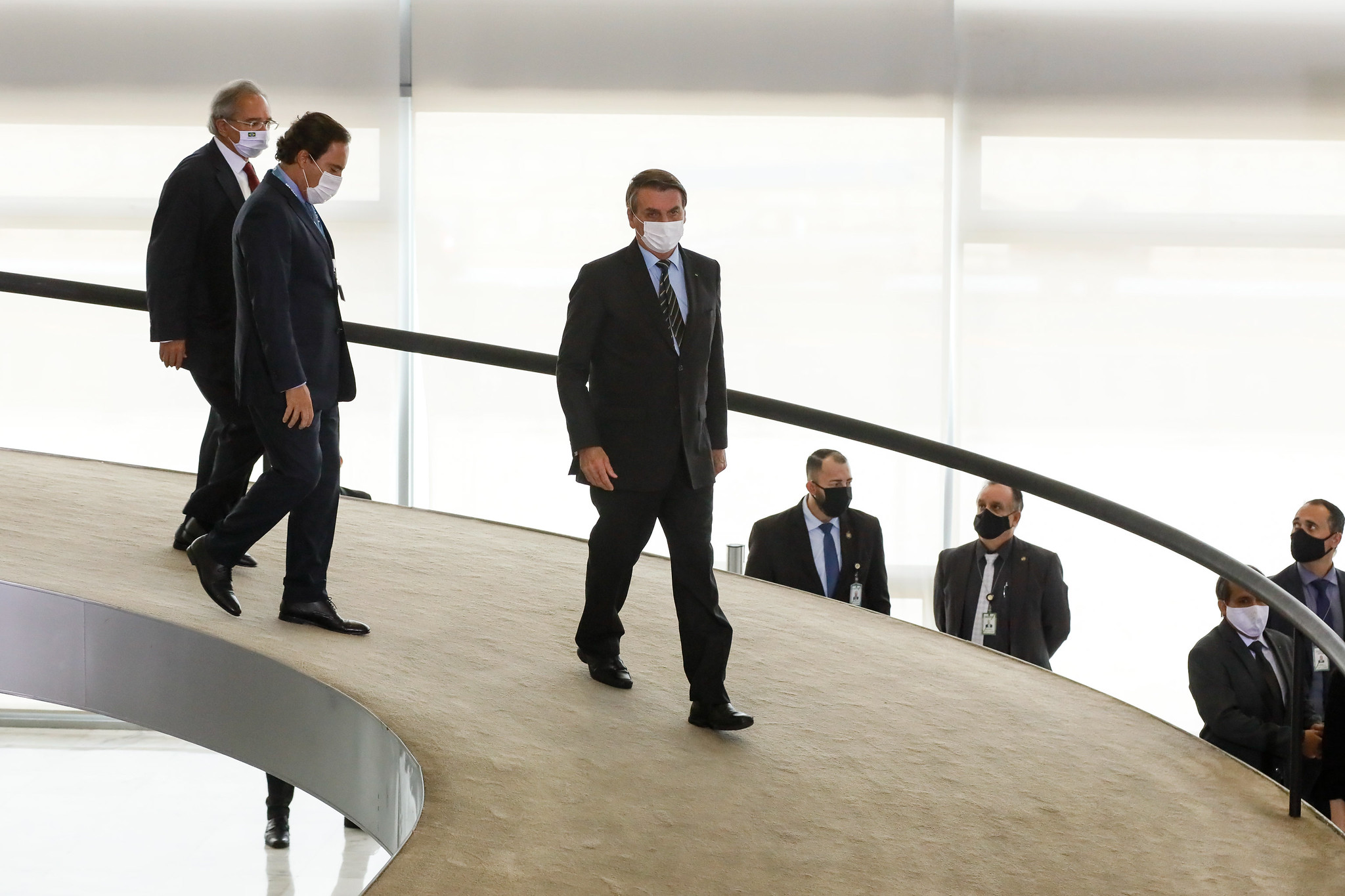 Gestão federal ensaia guinada no tratamento público que deu até agora à epidemia