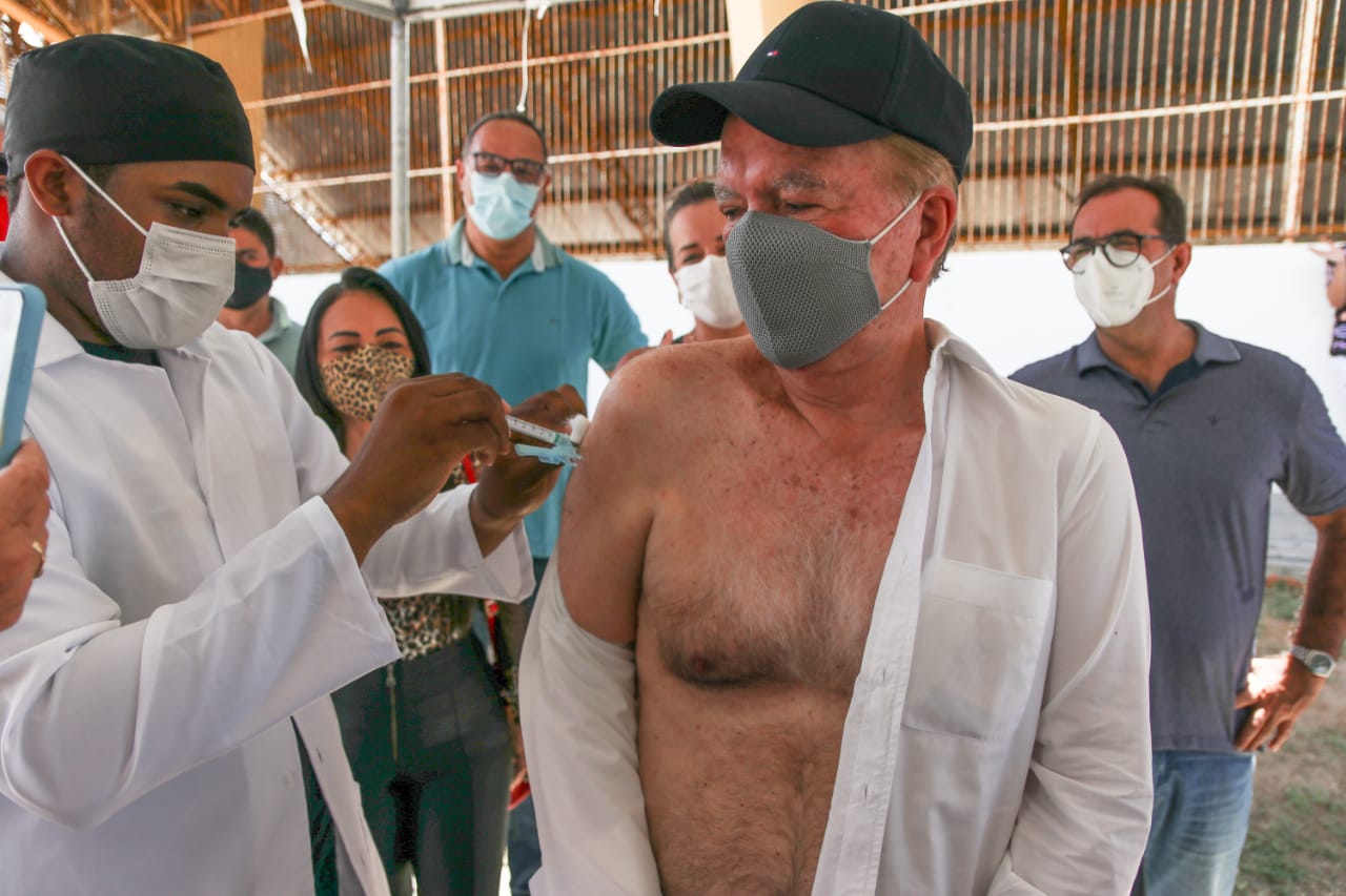 Aos 75 anos, o líder político foi imunizado no município de Lauro de Freitas, onde reside Aos 75 anos, o líder político foi imunizado no município de Lauro de Freitas, onde reside