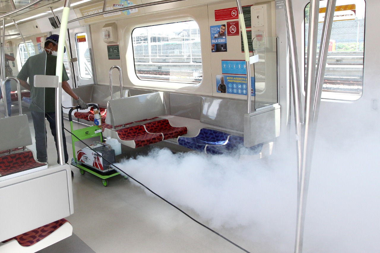 Embora o tempo de duração da proteção seja longo, o produto é aplicado todos os dias nas quatro estações de transbordo do metrô entre uma viagem e outra
