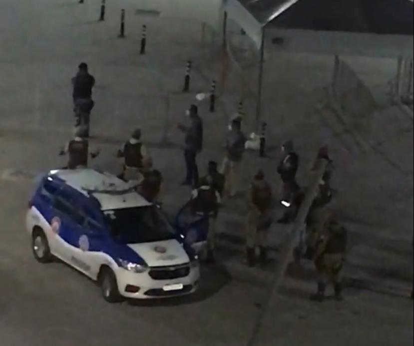 Anteriormente, o PM havia atirado na direção de outros policiais que estavam no local