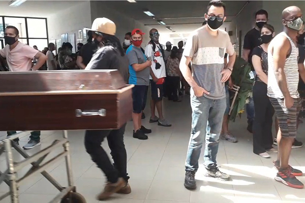 Cemitério Vila Formosa tem aglomeração neste domingo (21) 