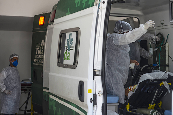 Fila de ambulância com casos de Covid-19 no Hospital Alfa, em Boa Viagem, no Recife Fila de ambulância com casos de Covid-19 no Hospital Alfa, em Boa Viagem, no Recife