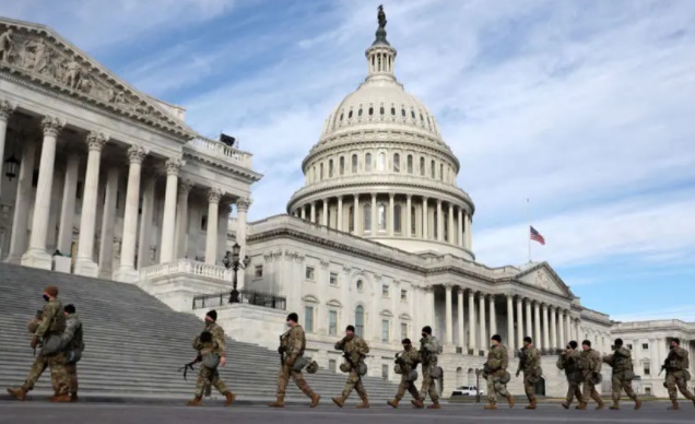 Membros da Guarda Nacional da Virgínia caminham pelos arredores do Capitólio em Washington, nos EUA