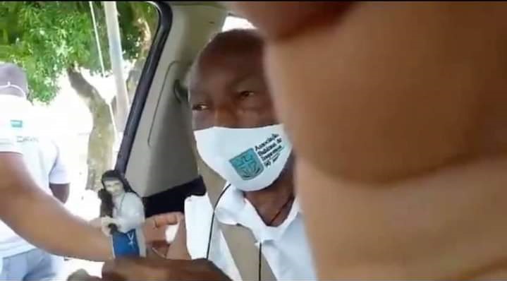 Clarindo Silva recebe vacina com imagem de Irmã Dulce 