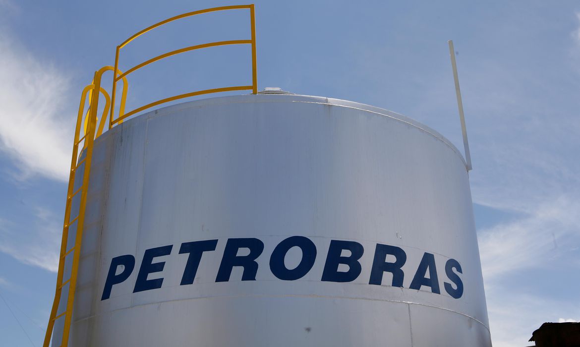Logo da Petrobras em tanques de armazenamento
