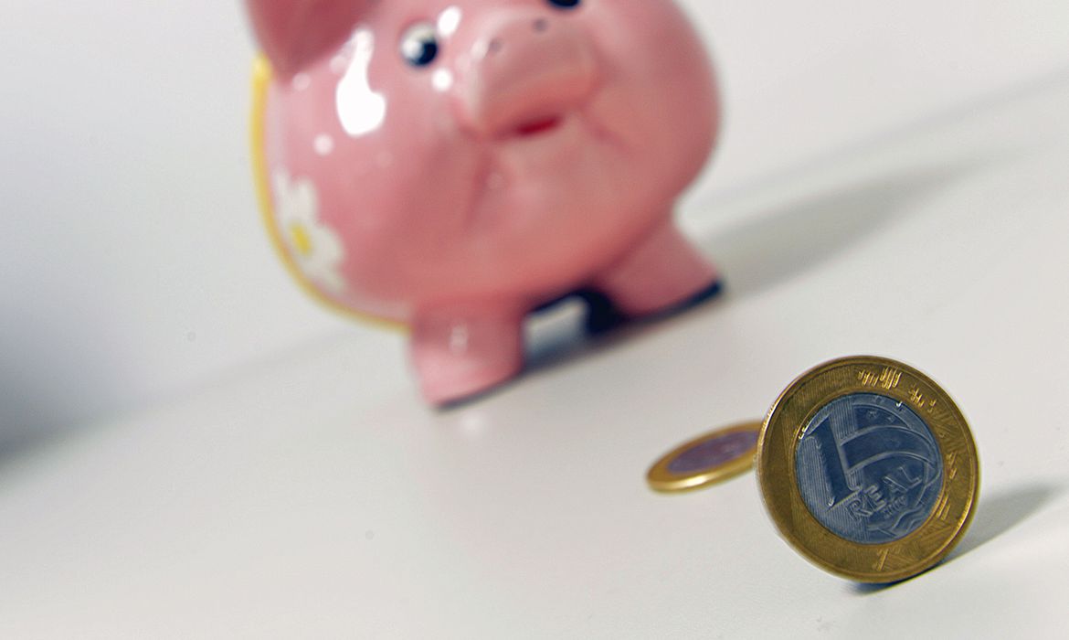 Fim de auxílio e despesas de início de ano elevam saques