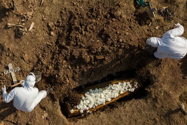 Média móvel diária de óbitos no Brasil estava em 1.056 no dia 16 de fevereiro e pulou para 2.095 um mês depois, uma alta de 98,4%