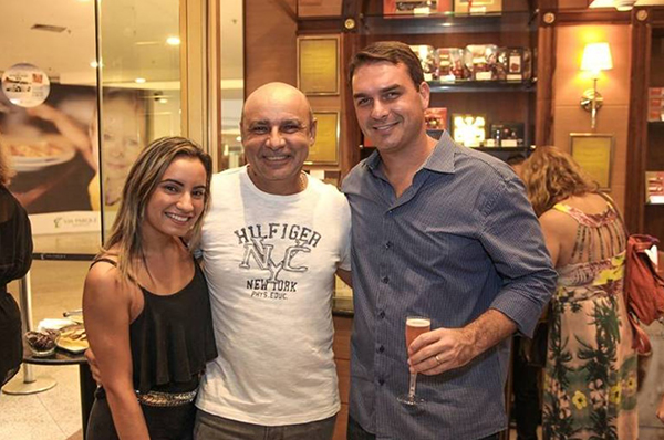 Fabrício Queiroz entre a filha Evelyn e o senador Flávio Bolsonaro Fabrício Queiroz entre a filha Evelyn e o senador Flávio Bolsonaro