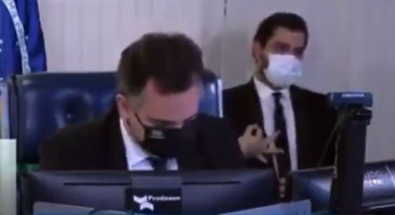 O assessor especial para assuntos internacionais da Presidência da República, Filipe Martins, fez gesto durante uma sessão do Senado, que foi associado a supremacistas brancos