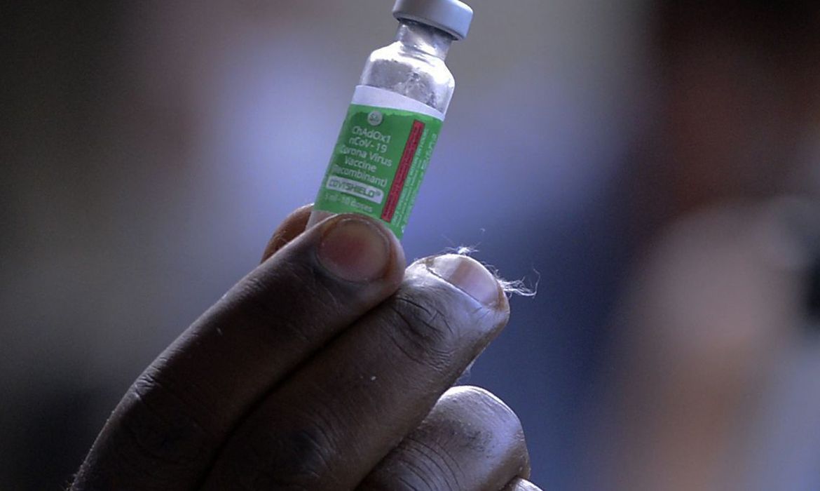 Brasil espera receber mais 8 milhões de doses da vacina de Oxford/AstraZeneca da Índia