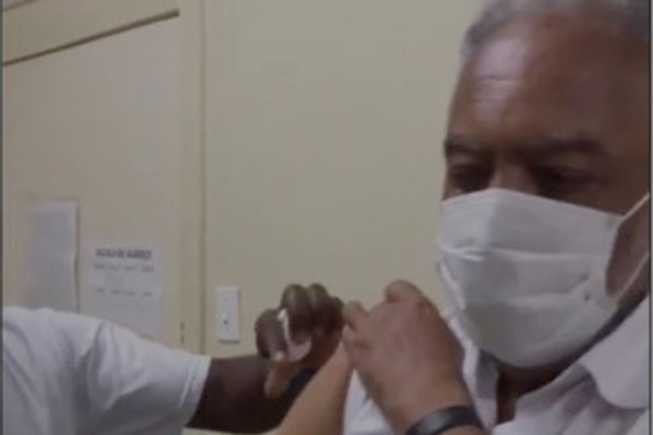 O cantor e compositor baiano Gilberto Gil no momento em que foi vacinado contra a Covid-19 O cantor e compositor baiano Gilberto Gil no momento em que foi vacinado contra a Covid-19