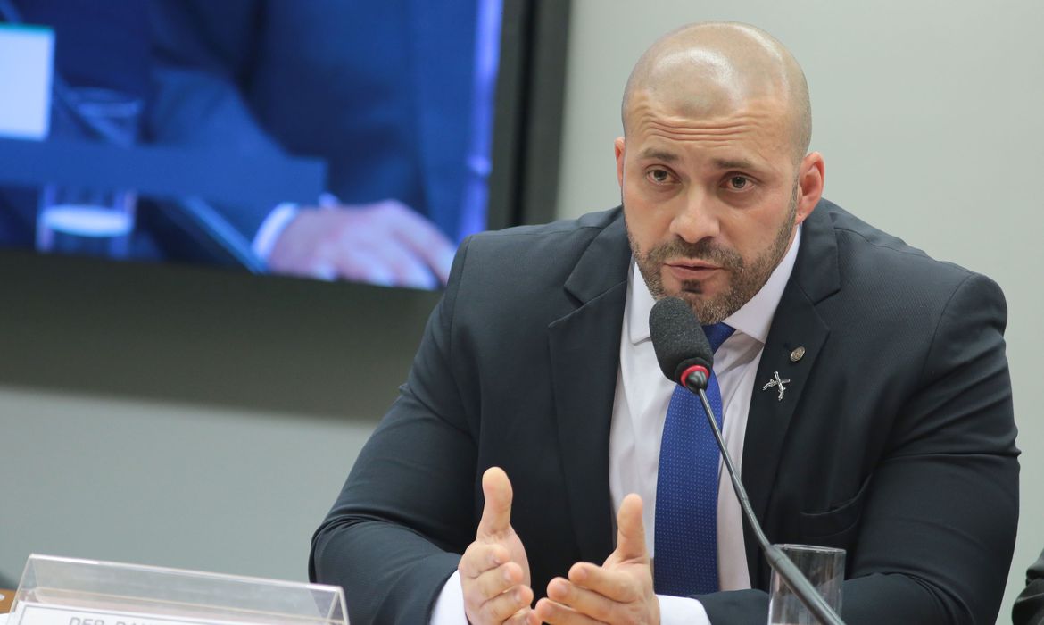 Deputado é acusado de apologia ao AI-5 e ofensas a ministros do STF