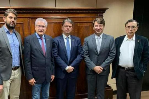 O produtor Sílvio Tiecher, deputado José Rocha, ministro Tarcísio, prefeito Dr. Marcelo e o produtor Rubem Branquinho