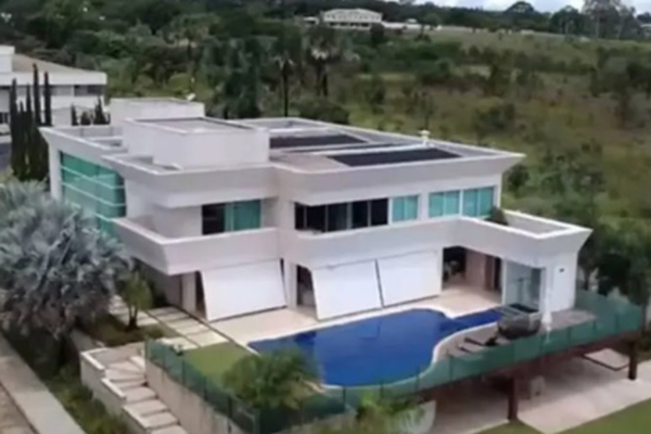 Mansão de cerca de R$ 6 milhões comprada pelo senador Flávio Bolsonaro em Brasília Mansão de cerca de R$ 6 milhões comprada pelo senador Flávio Bolsonaro em Brasília