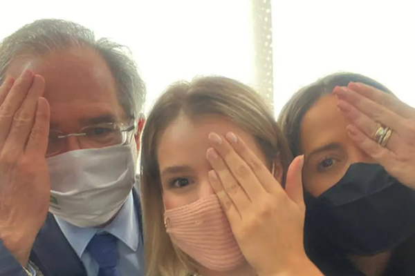 O ministro Paulo Guedes, deputada Luisa Canziani (PTB-PR) e Amália Barros, uma das principais lideranças monoculares O ministro Paulo Guedes, deputada Luisa Canziani (PTB-PR) e Amália Barros, uma das principais lideranças monoculares