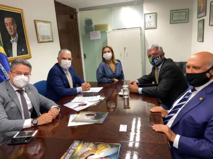 Os senadores Alessandro Vieira, Eduardo Girão, Soraya Thronicke, Major Olímpio e Lasier Martins, em reunião no dia 23 de fevereiro