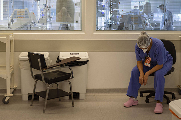Brasil chega a 298.843 óbitos e a 12.136.615 infecções desde o início da pandemi