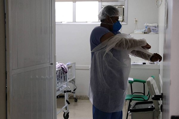 Atendimento de pacientes com Covid-19 na UTI do Hospital Municipal de Uberlândia